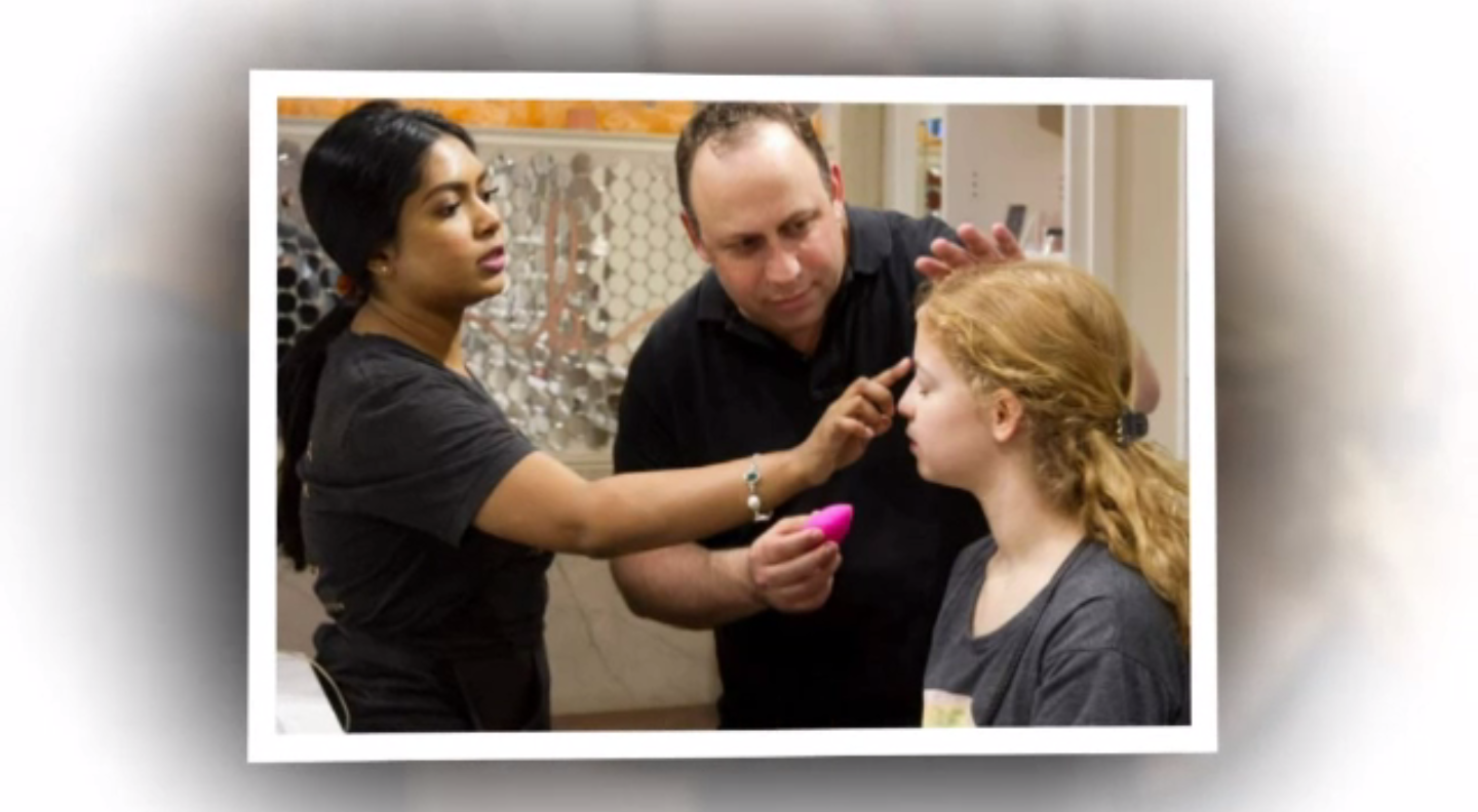 ร้านเสริมสวยสหรัฐฯ เปิดคลาสสอนแต่งหน้าเพื่อคุณพ่อ