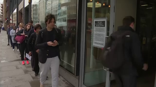 ชาวอังกฤษทยอยใช้สิทธิ์เลือกตั้ง