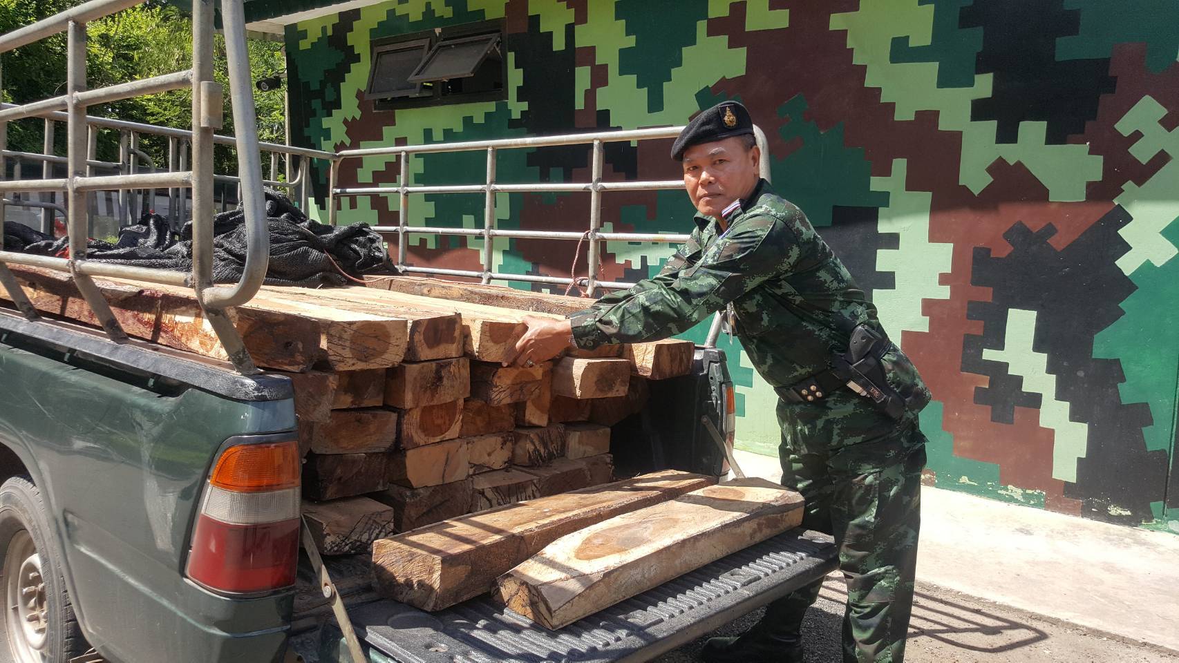 ทหารตรวจยึด "ไม้ประดู่" ขนจากกัมพูชาเข้าไทย
