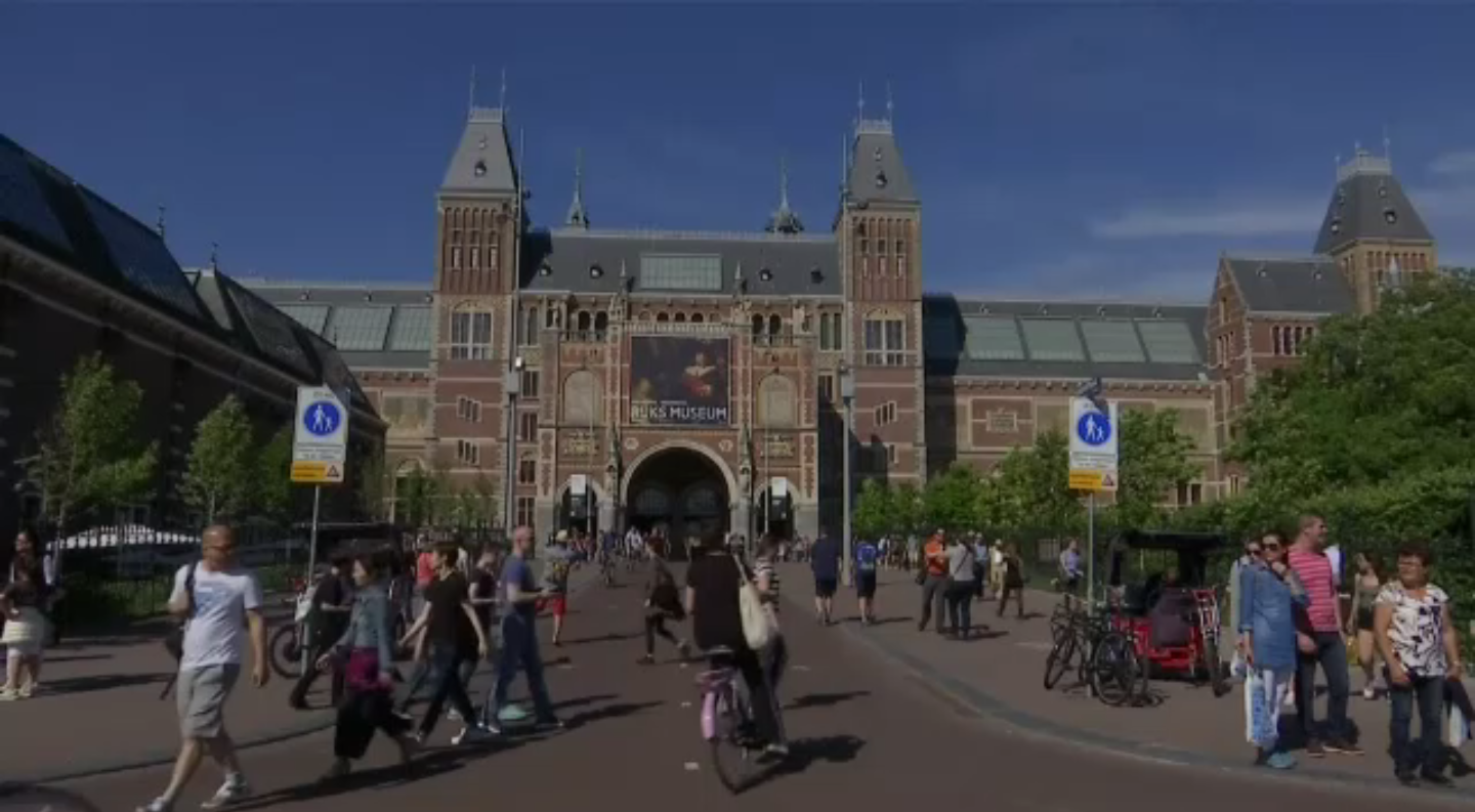 พิพิธภัณฑ์เนเธอร์แลนด์ฉลองคนเข้าชม 10 ล้านคนให้นอนค้างกลางภาพวาดดัง 