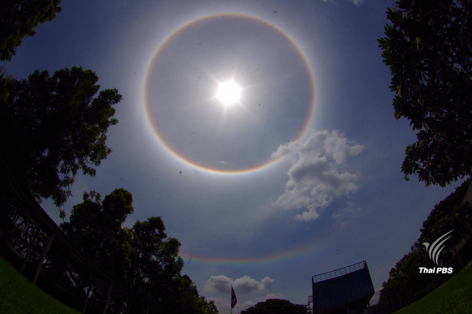 "พระอาทิตย์ทรงกลด" ล้อมรอบสีรุ้งนานกว่า 1 ชั่วโมง