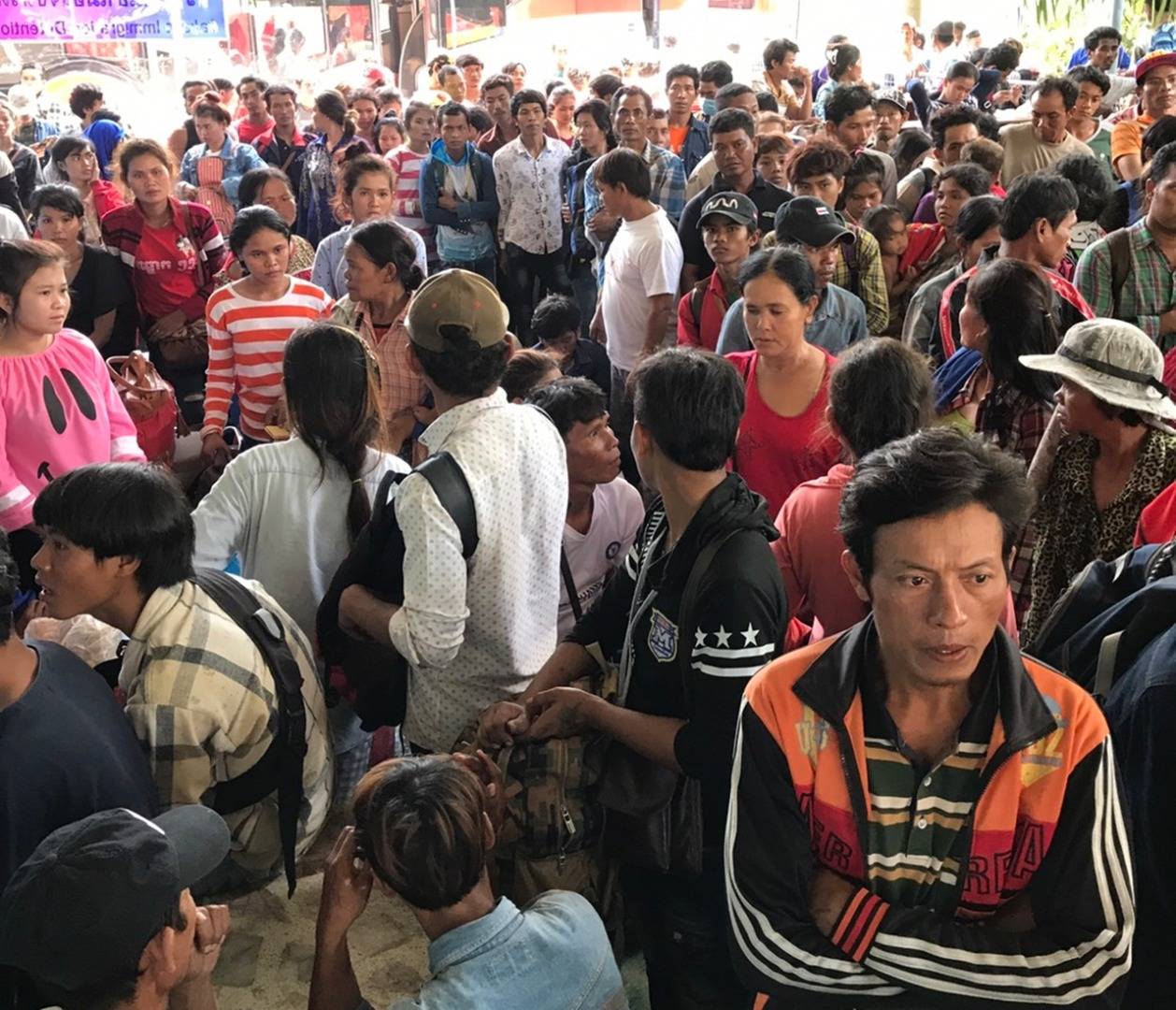 แรงงานข้ามชาติ ทะลักกลับบ้าน