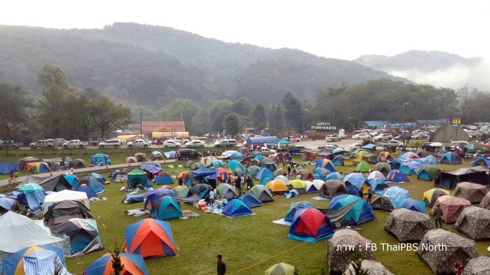 นักท่องเที่ยวแน่นดอยอินทนนท์ ร่วมกิจกรรมต้อนรับปีใหม่