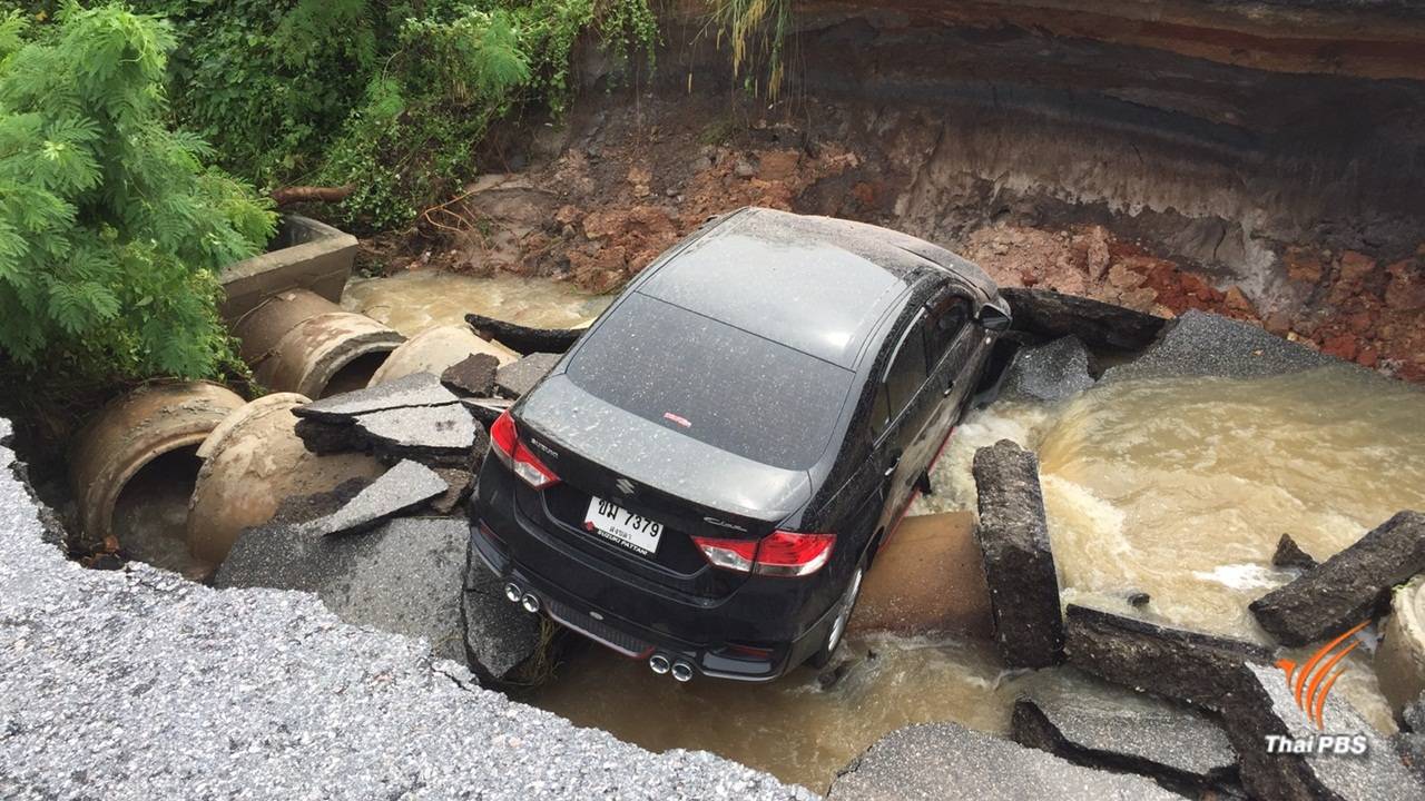 ฝนถล่ม-น้ำซัดถนนขาด เก๋งตกรอดตายหวุดหวิด