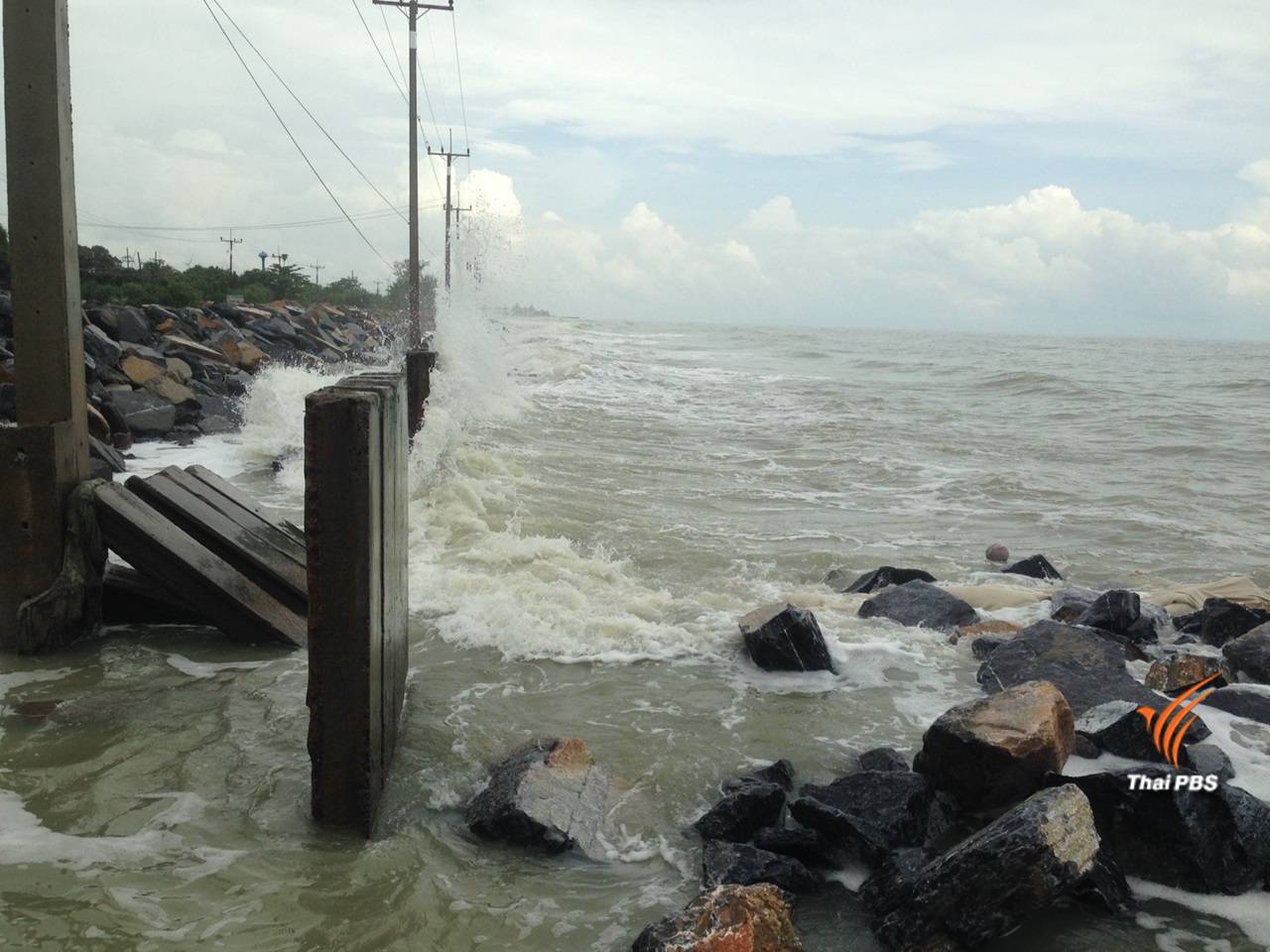 "ปากพนัง"คลื่นลมแรง-สงขลา ประกาศน้ำท่วมทั้งจังหวัด