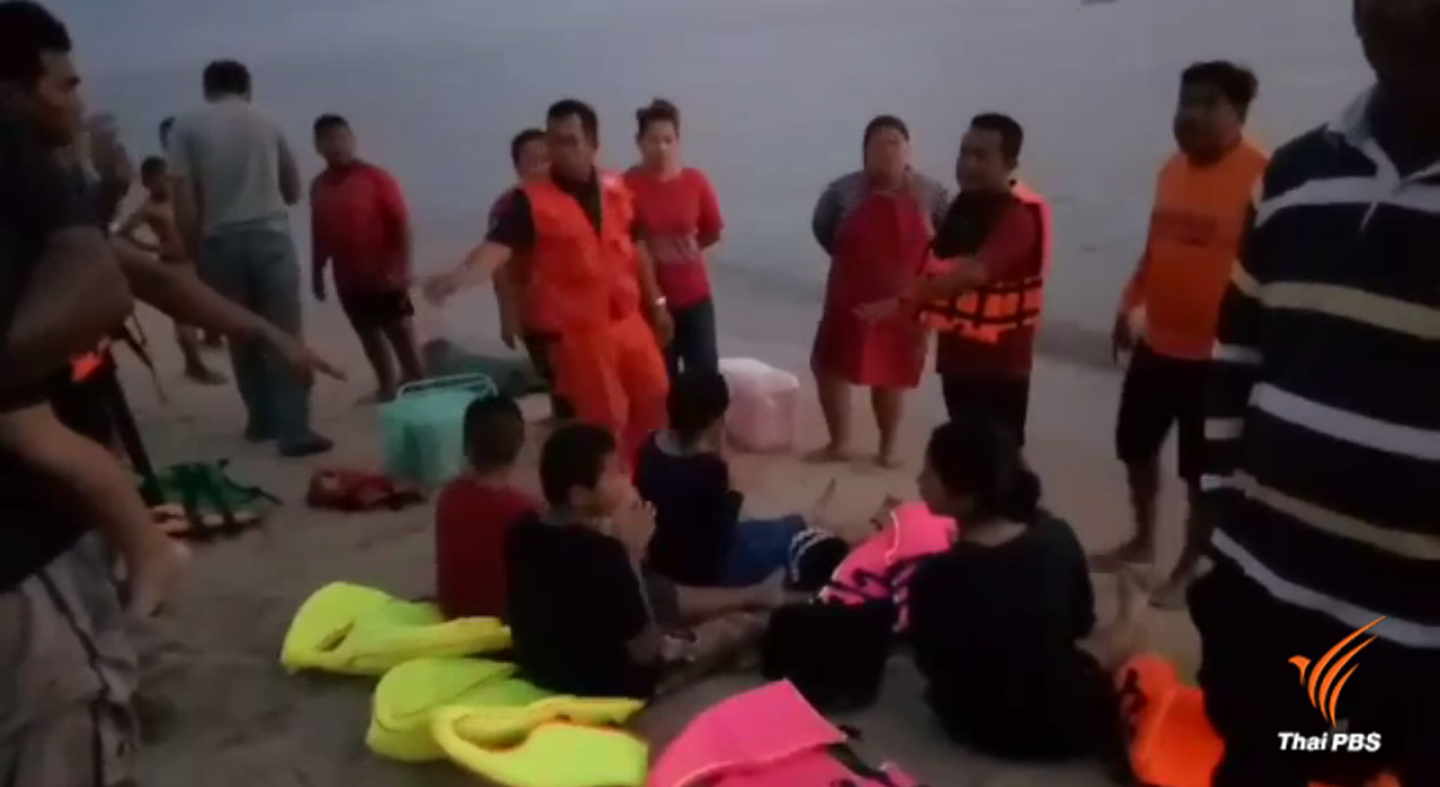 คลื่นลมแรงซัดเรือสปีดโบ๊ทล่มกลางทะเล จ.ระยอง โชคดีทุกคนปลอดภัย