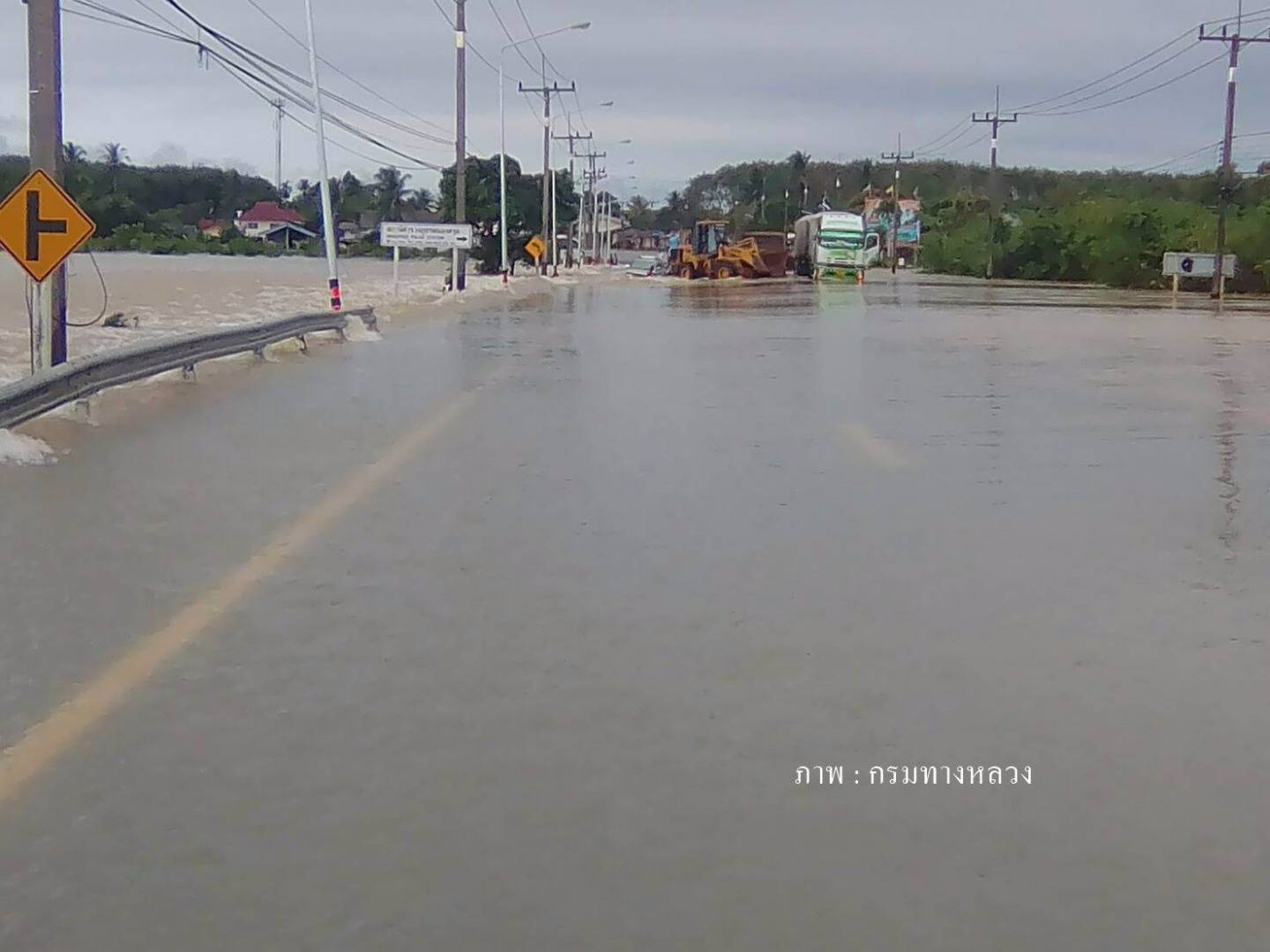 กรมทางหลวงสรุปน้ำท่วม 5 จังหวัดภาคใต้ กระทบการจราจร 13 แห่ง ผ่านไม่ได้ 4 แห่ง