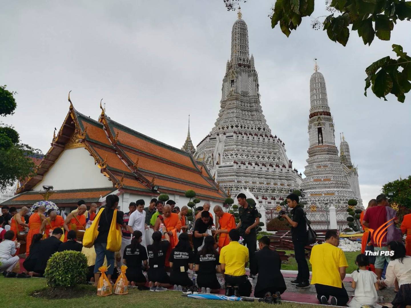 ประชาชนร่วมตักบาตรข้าวใหม่ ถวายพระราชกุศล ในหลวง รัชกาลที่ 9