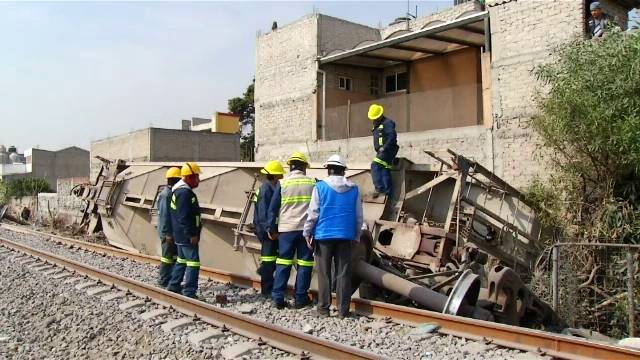 รถไฟเม็กซิโกตกรางพุ่งชนบ้านพัง เสียชีวิต 5 คน
