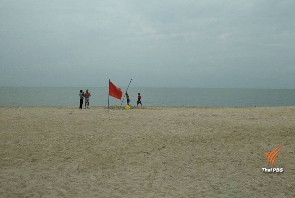 ปักธงแดง "หาดชะอำ" เตือนห้ามเล่นน้ำ   