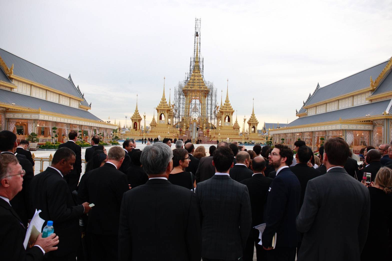 ทูต 65 ประเทศ เยี่ยมชมการก่อสร้างพระเมรุมาศ-ราชรถ