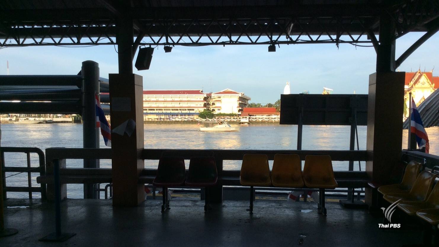 จนท.ดูแลความปลอดภัยบริเวณท่าเรือ ปิดจราจรทางน้ำตั้งแต่ช่วงเช้า