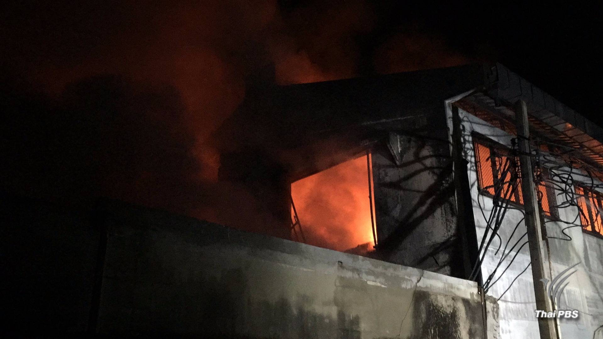 ไฟไหม้โรงงานผลิตรองเท้าบูทย่านบางบอน ลุกลามเสียหายทั้งหมด