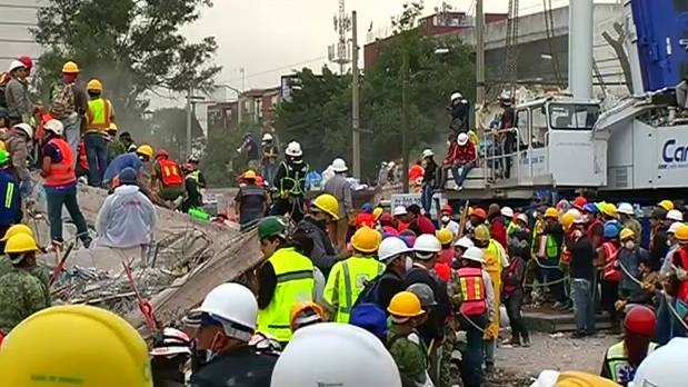 เร่งค้นหาผู้รอดชีวิตแผ่นดินไหวเม็กซิโก 