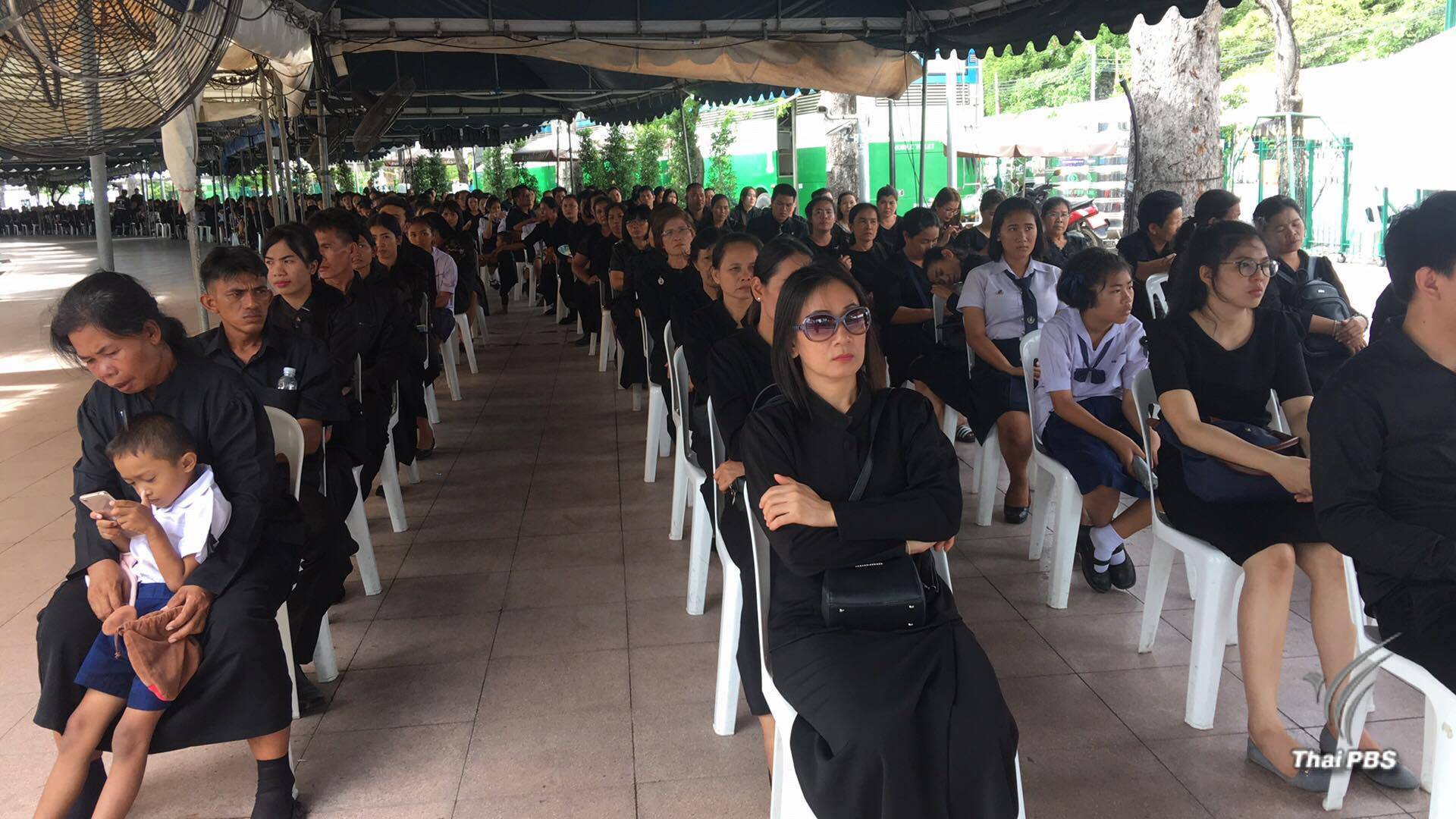 ปชช.หลั่งไหลเข้ากราบถวายบังคมพระบรมศพในหลวง รัชกาลที่ 9