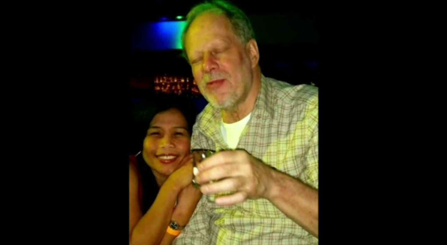 แฟนสาวมือปืนไม่รู้มีแผนกราดยิงเข้าใส่ฝูงชนในงานคอนเสิร์ตกลางนครลาสเวกัส