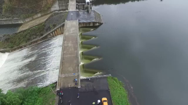 กรมชลฯ ระดมเครื่องสูบน้ำ ป้องกันน้ำท่วม รพ.สุโขทัย หลังฝนตกหนัก