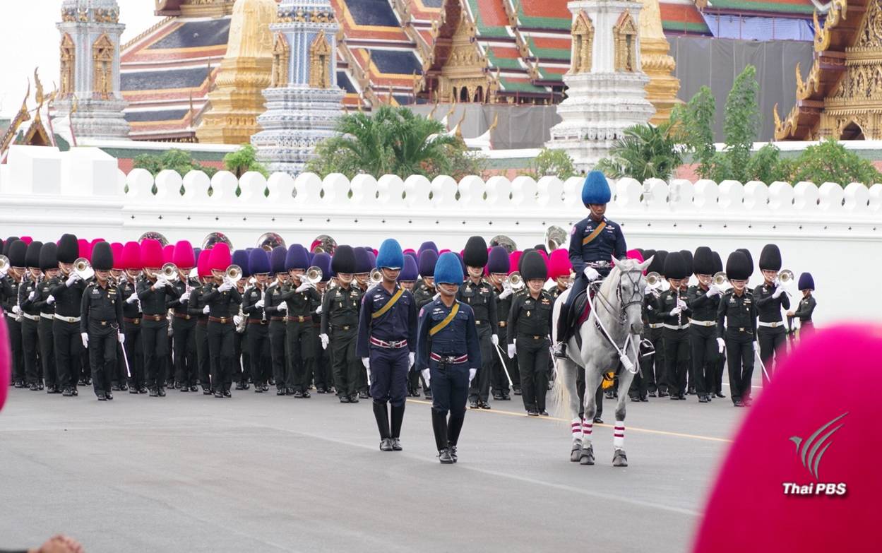 คลื่นประชาชนรอชมการซ้อมย่อย "ริ้วขบวนพระบรมราชอิสริยยศ"