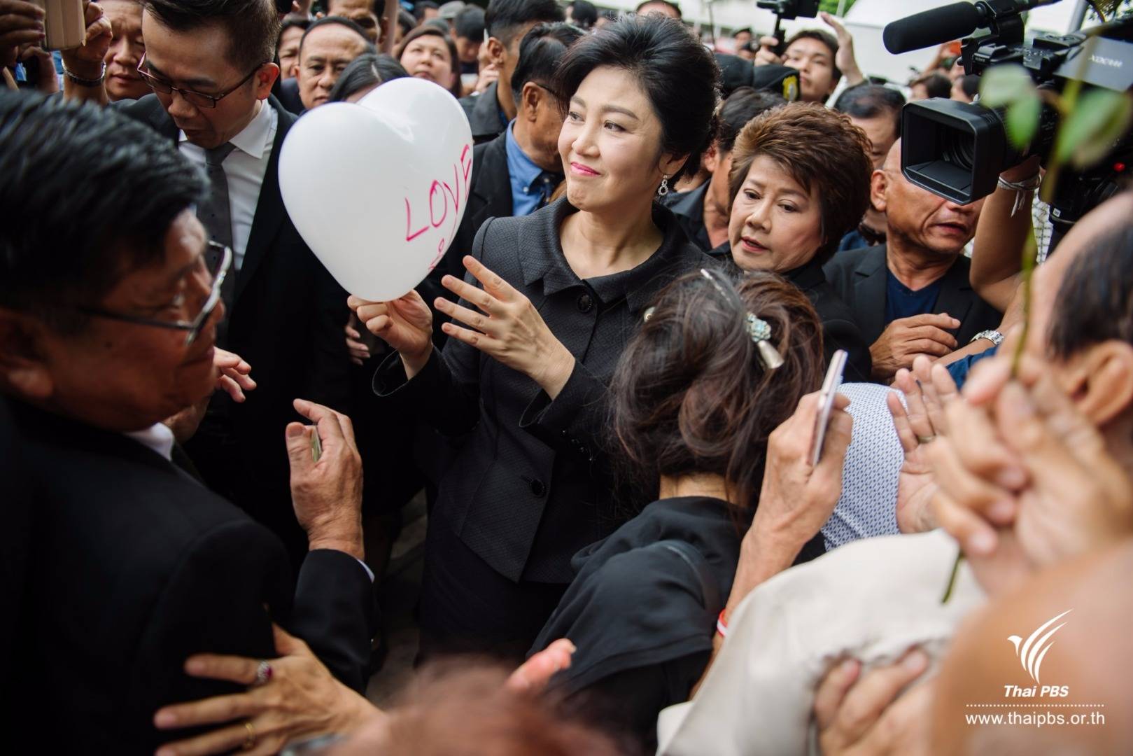 "ยิ่งลักษณ์" เธออยู่ที่ไหนกันแน่ ดูไบ หรือ อังกฤษ