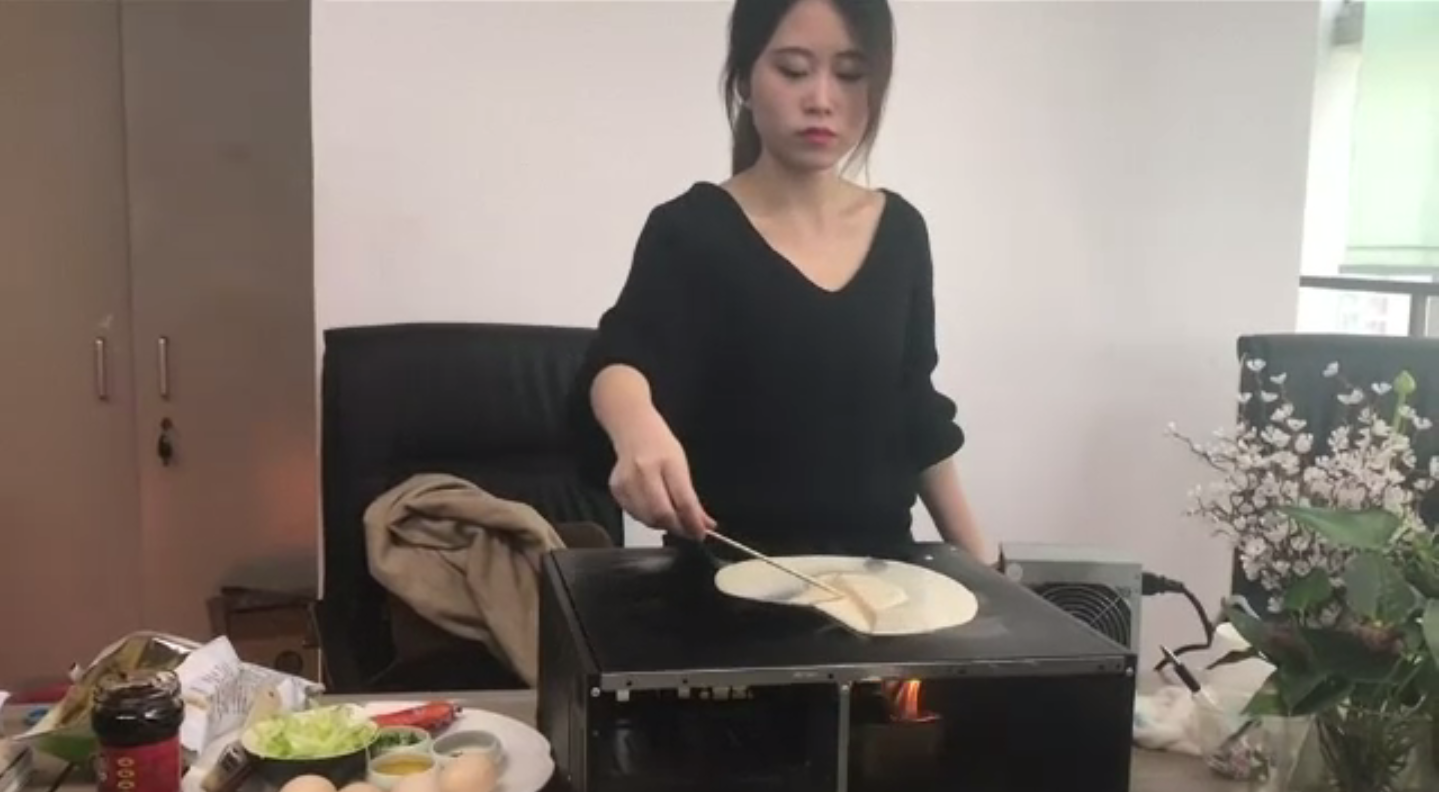 เน็ตไอดอลจีนใช้อุปกรณ์สำนักงานทำอาหารจนโด่งดัง