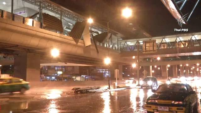 โครงหลังคาสถานีรถไฟฟ้าสีม่วงเสียหาย คาดจากฝนตกหนัก