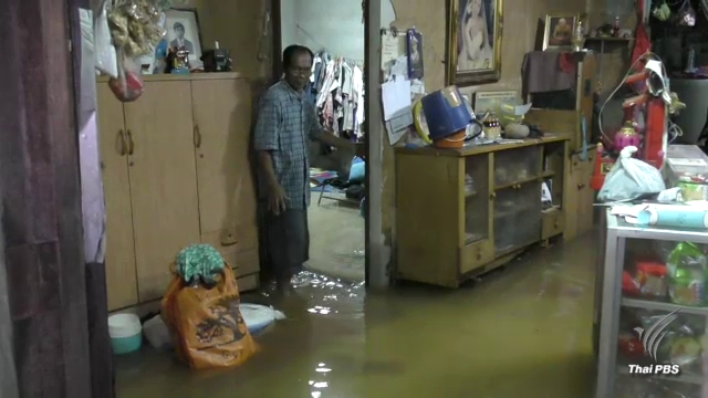 ชาวอำเภอเมืองตรัง ขนของขึ้นที่สูง หลังน้ำท่วมหลายจุดจากฝนตกนาน 6 ชั่วโมง