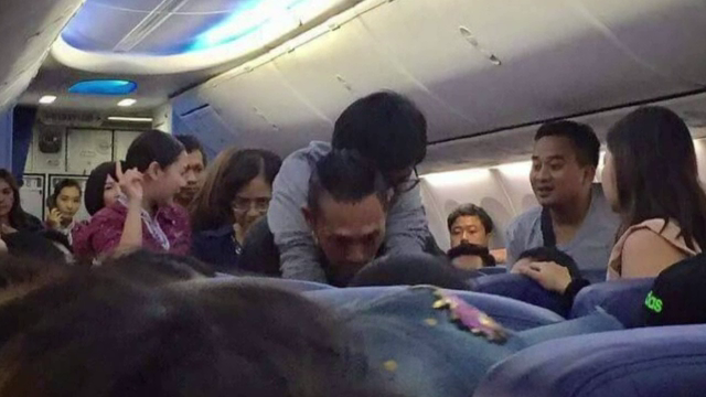 ชื่นชมกู้ภัยสุราษฎร์ธานี ช่วยผู้โดยสารป่วยบนเครื่องบิน
