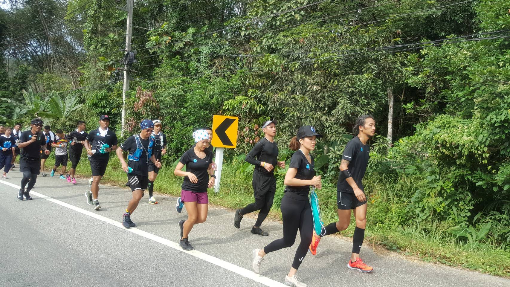 นายกฯ ให้กำลังใจ "ตูน บอดี้สแลม" วิ่งระดมทุนช่วยเหลือโรงพยาบาล 11 แห่ง