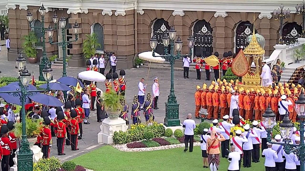 รัชกาลที่ 10 อัญเชิญพระโกศพระบรมอัฐิประดิษฐาน ณ พระวิมาน