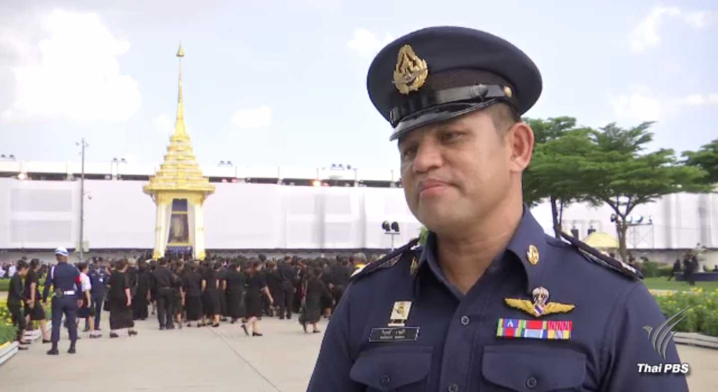 "บ่าววี" ทหารอาสารับหน้าที่บริการประชาชนวางดอกไม้จันทน์ในงานพระราชพิธี