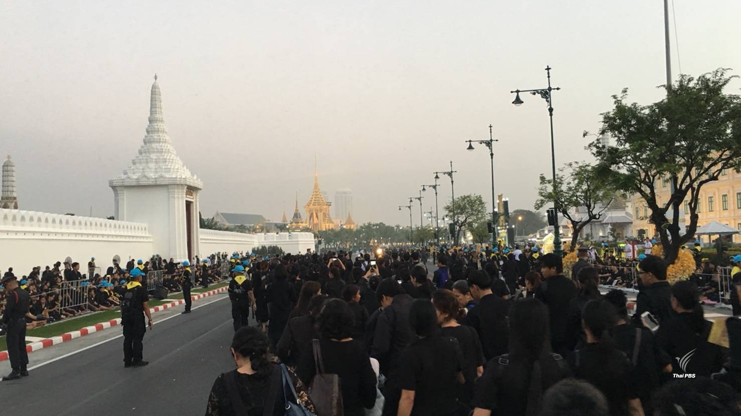 พสกนิกรหลั่งไหล ร่วมพระราชพิธีถวายพระเพลิงพระบรมศพ