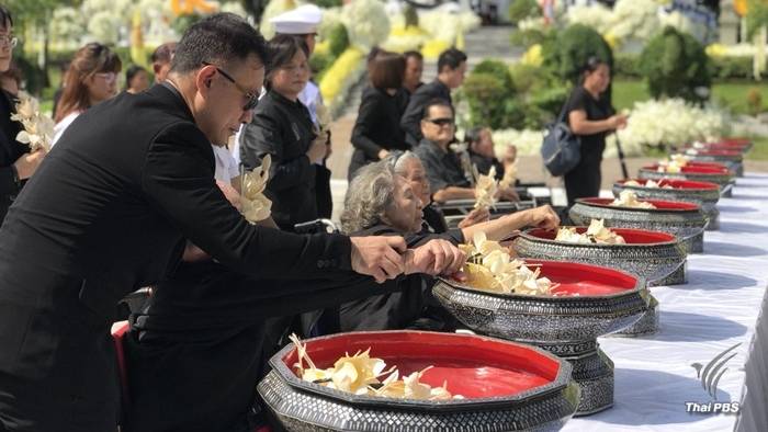 พสกนิกรร่วมวางดอกไม้จันทน์ที่พระเมรุมาศจำลองทั่วกรุงเทพฯ