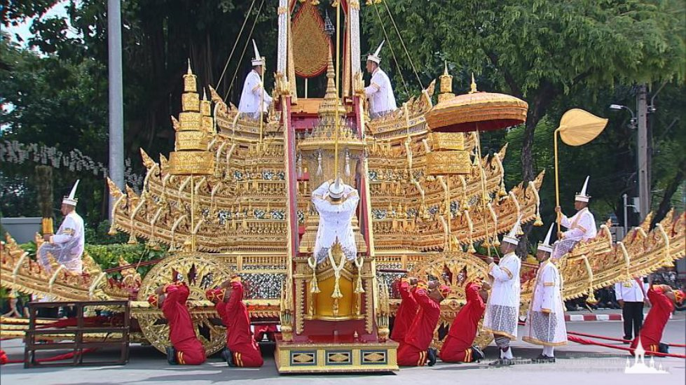 "สมเด็จพระเจ้าอยู่หัว"เสด็จฯ พระราชพิธีอัญเชิญพระบรมโกศ ในหลวงรัชกาลที่ 9 