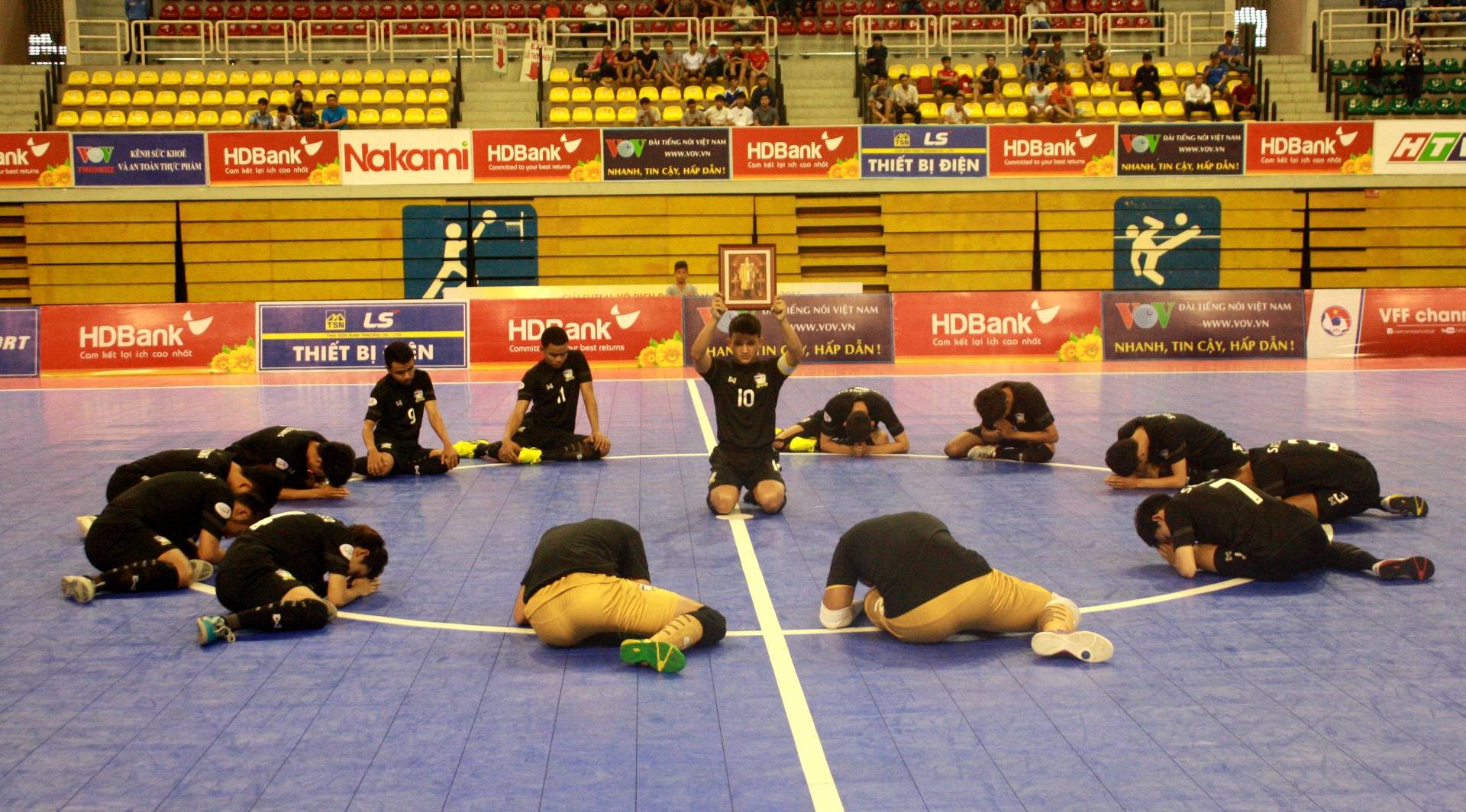 ทีมฟุตซอลชายทีมชาติไทยก้มลงกราบสนามแสดงความอาลัยแด่ในหลวง รัชกาลที่ 9 