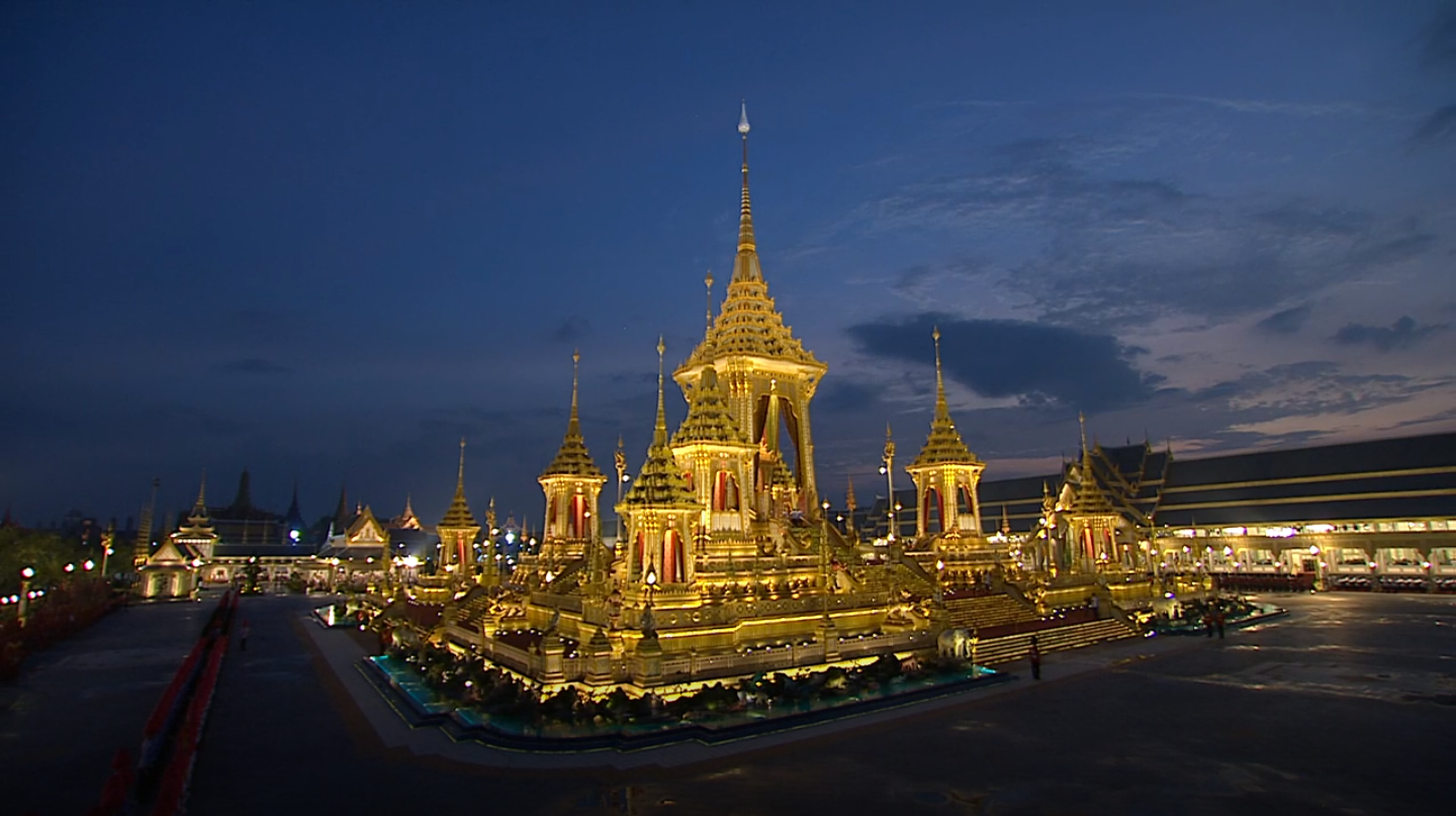 “พระเมรุมาศ” ในค่ำคืนวันพระราชพิธีถวายพระเพลิงพระบรมศพ ในหลวงรัชกาลที่ 9