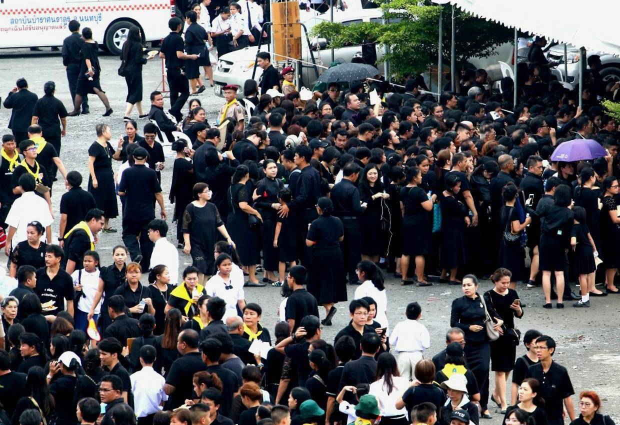 ชาวนนทบุรีทยอยเดินทางมาวางดอกไม้จันทน์บริเวณพระเมรุมาศจำลอง วัดบัวขวัญ