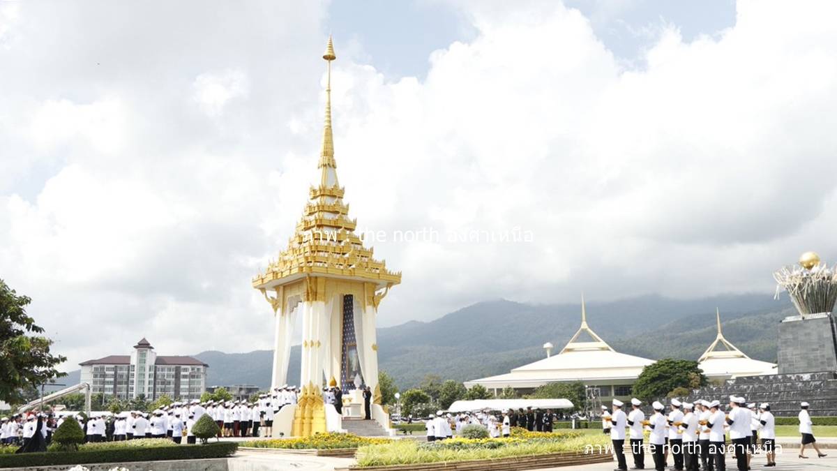 ประชาชนทั่วประเทศร่วมวางดอกไม้จันทน์ ณ พระเมรุมาศจำลอง