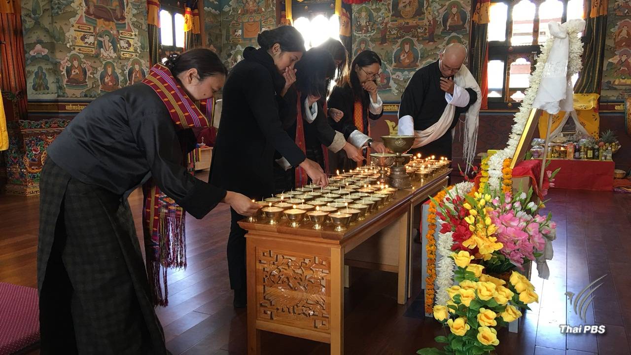 อาสาสมัครไทยในภูฏาน จุดเทียน-สวดมนต์ถวายแด่รัชกาลที่ 9
