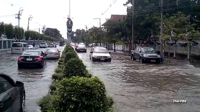 น้ำเจ้าพระยาล้นไหลเข้าท่วมตัวเมืองนนทบุรี