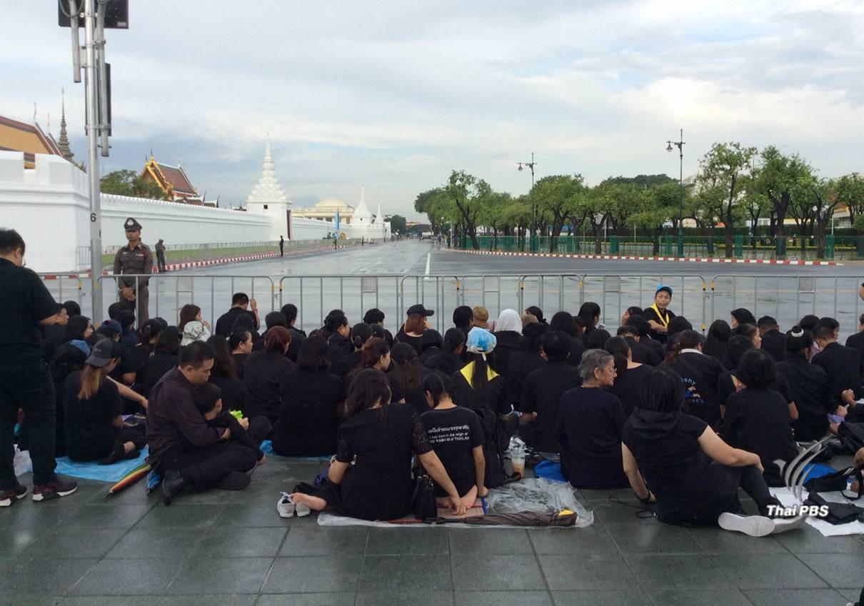 "สมเด็จพระเจ้าอยู่หัว"ทรงห่วงใยพสกนิกรนั่งร้อนพื้นถนน- กอร.เตรียมปูแผ่นกันความร้อน