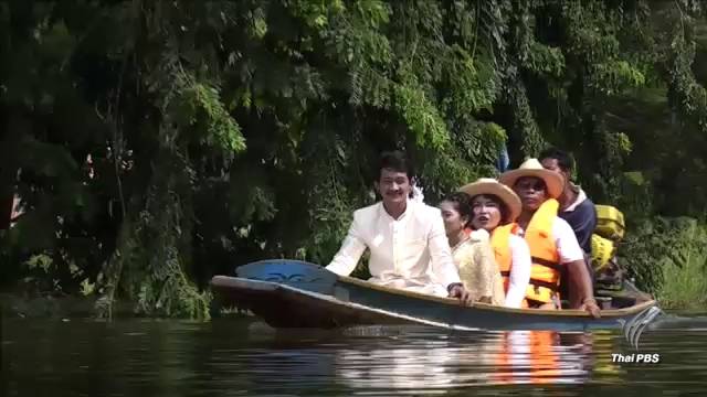 เจ้าบ่าวพิจิตรนั่งเรือฝ่าน้ำท่วม แห่ขันหมากขอสาว