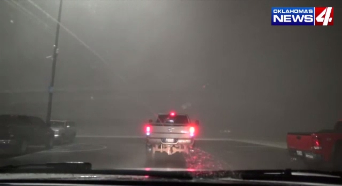 เปิดคลิประยะประชิดทอร์นาโดถล่มรัฐโอคลาโฮมา สหรัฐฯ