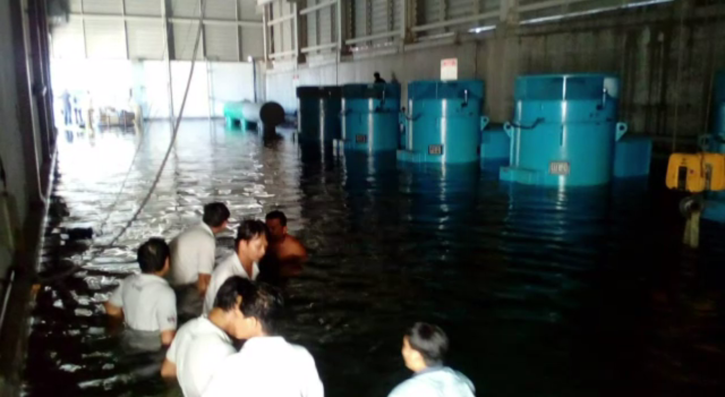 บ่อเก็บน้ำโรงกรองน้ำบางระกำ จ.นครปฐม รั่วไหลท่วมคนงานติดอยู่ภายในอาคาร