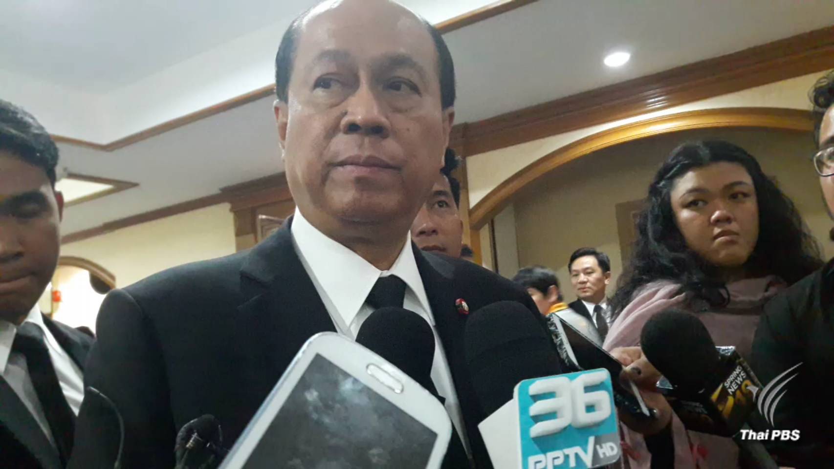 "พล.อ.อนุพงษ์" สั่งให้อำนวยความสะดวกประชาชนที่จะเดินทางไปร่วมถวายดอกไม้จันทน์ในพื้นที่น้ำท่วม