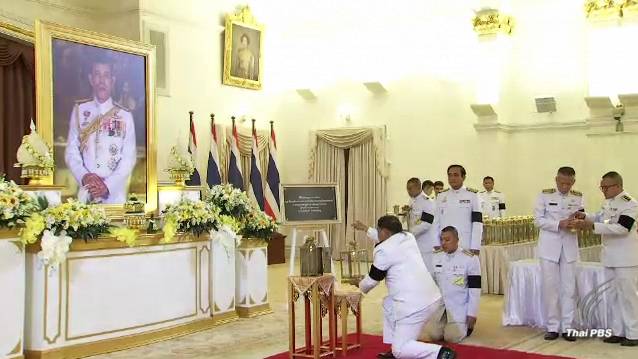 ผู้ว่าฯ 76 จังหวัด รับไฟหลวงพระราชทานในพิธีถวายพระเพลิงพระบรมศพ