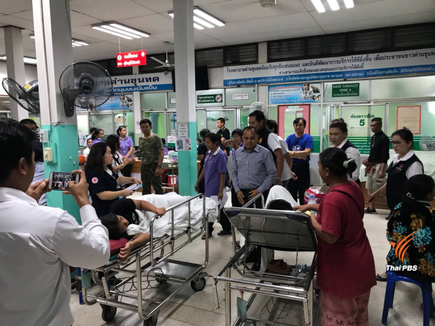 “รถบัส นร.” กลับทัศนศึกษา พุ่งข้ามเลนชนกระบะ เสียชีวิต 3 บาดเจ็บกว่า 50 คน