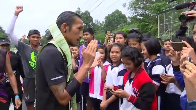 เด็กนครศรีฯ ร่วมขบวนวิ่ง "ตูน บอดี้สแลม" ยอดบริจาค 176 ล้านบาท