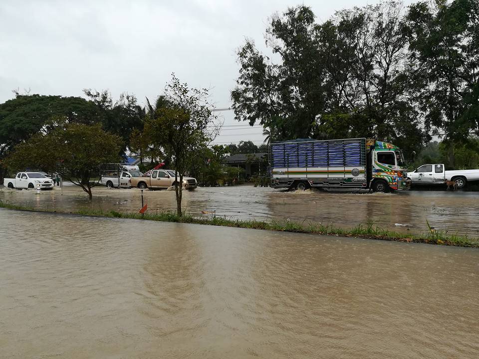 รพ.บางสะพาน เร่งย้าย 3 ผู้ป่วยวิกฤต น้ำหลากท่วม ถ.เพชรเกษม