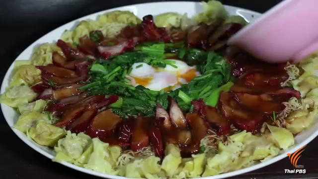 ชวนกิน กะเพราหมูสับ – บะหมี่เกี๊ยวหมูแดง “จานยักษ์” ราคาหลักร้อย