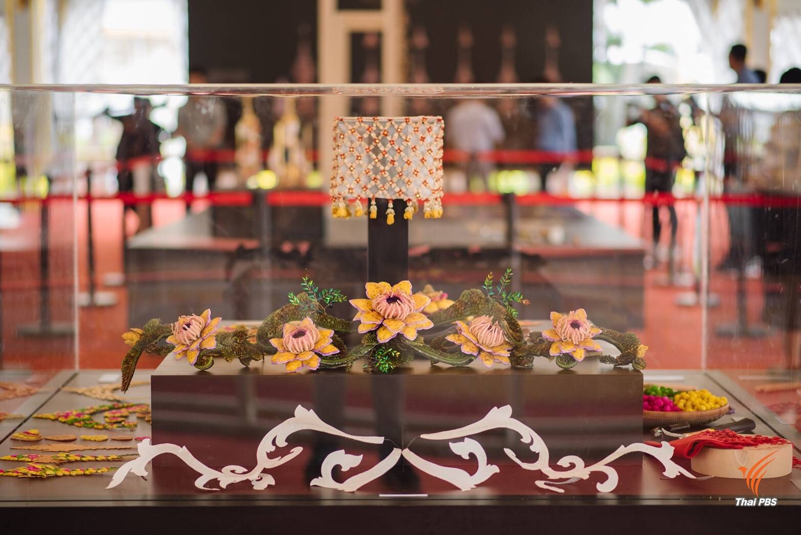 ตระการตา “กรองดอกรัก” ฝีพระหัตถ์ สมเด็จพระเทพรัตนราชสุดาฯ